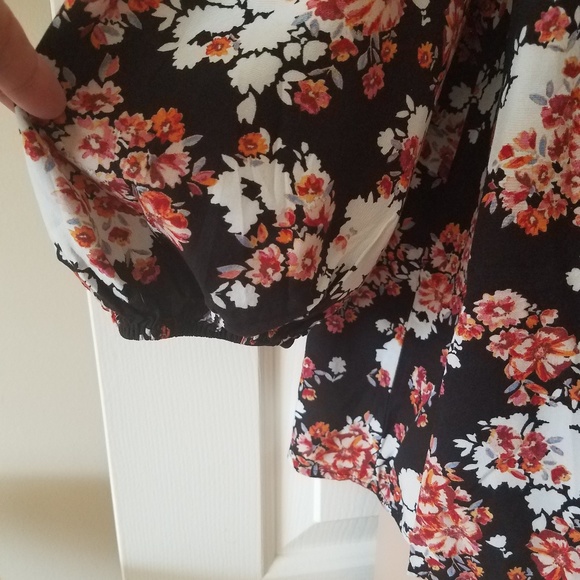 π Host Pick π A.N.A. Floral Crochet Top - Picture 3 of 6